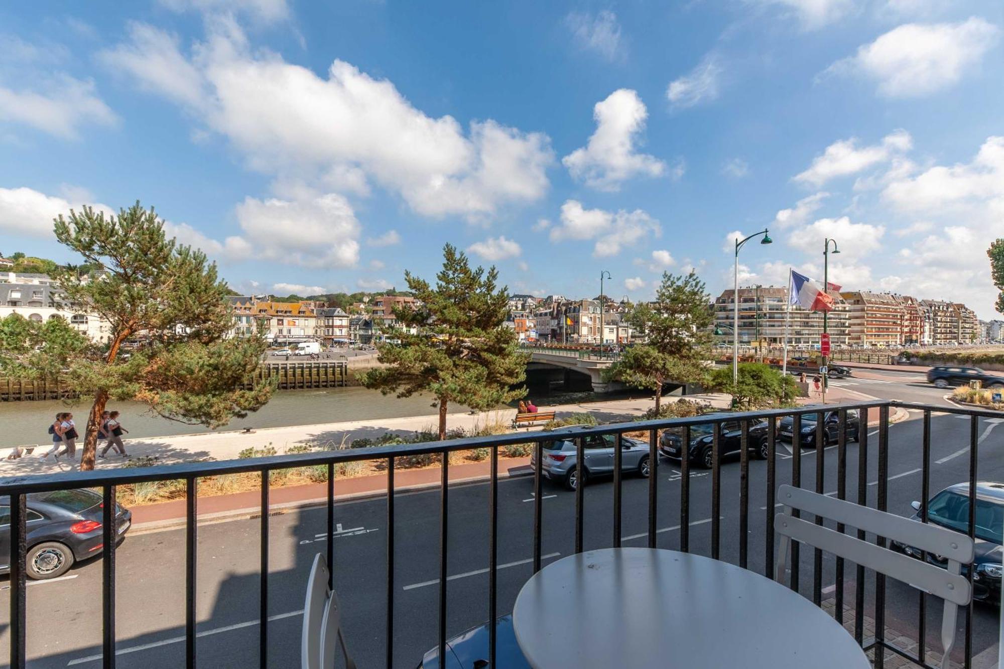 Studio Sleeps 4 With Terrace, 500M Place Morny Довіль Екстер'єр фото